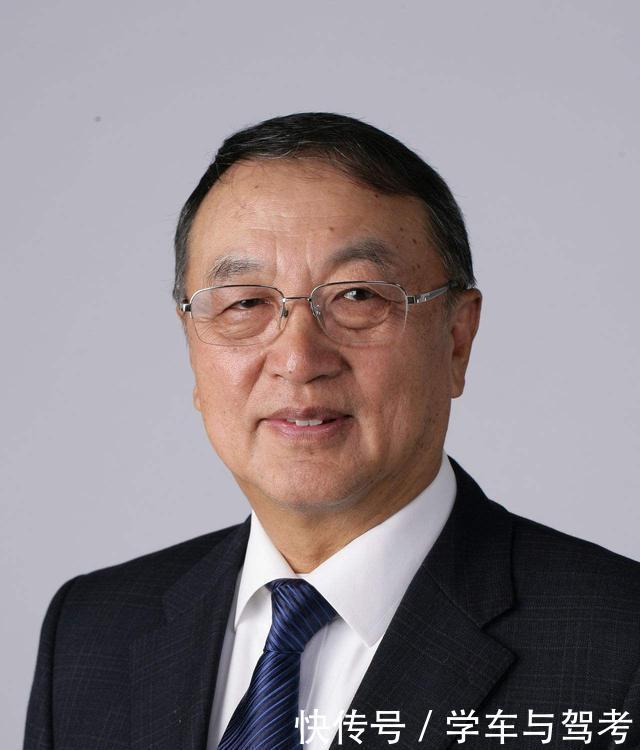 他是一名企业家