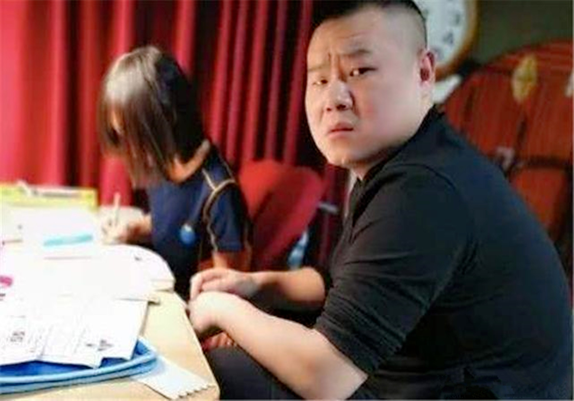 上海妈妈辅导女儿作业