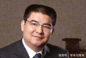 他是一名企业家