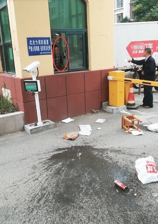 小区的物业和门卫