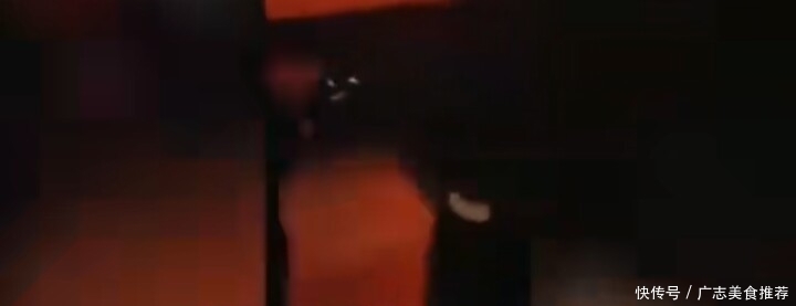 重庆居民楼起火堵路私家车