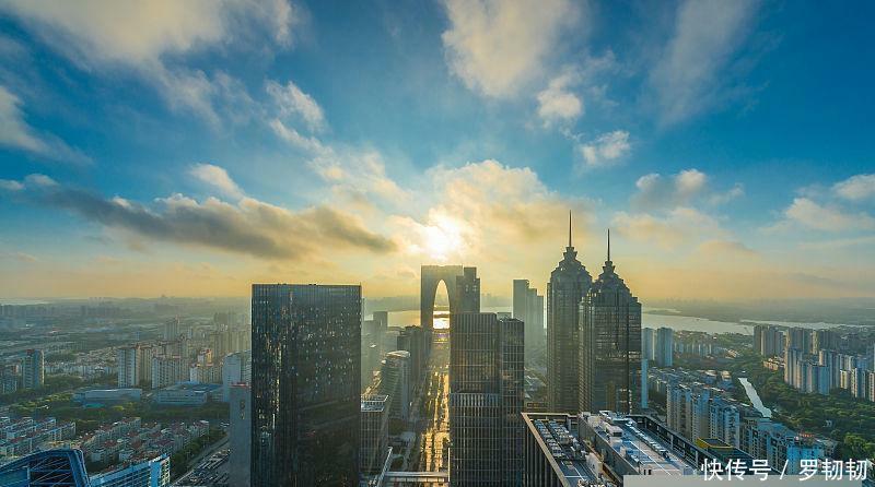 高铁穿过的机场